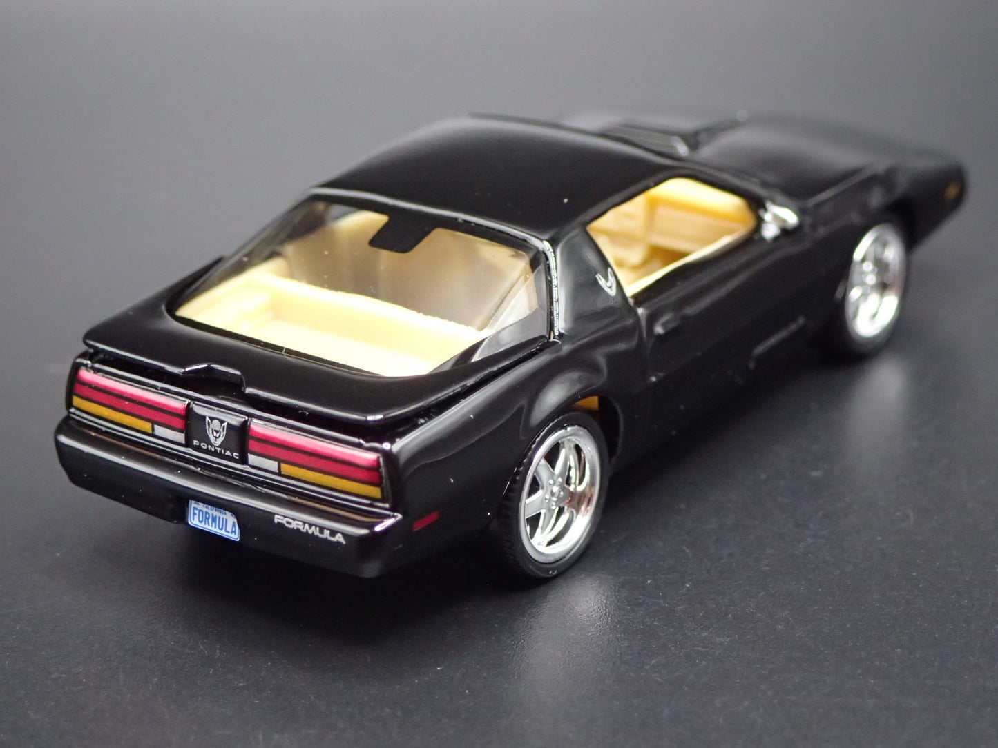 1992 92 PONTIAC FIREBIRD FORMULA BLACK 1:64 SCALE DIORAMA DIECAST MODEL CAR