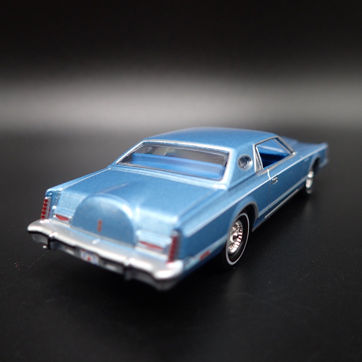 1977 77 LINCOLN CONTINENTAL MARK V BLUE 1:64 SCALE DIORAMA DIECAST MODEL CAR