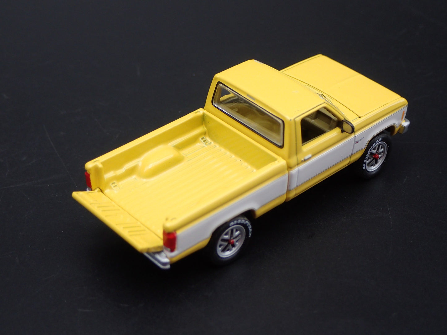 1983 83 FORD RANGER XL PICKUP TRUCK YELLOW 1:64 SCALE DIORAMA DIECAST MODEL CAR