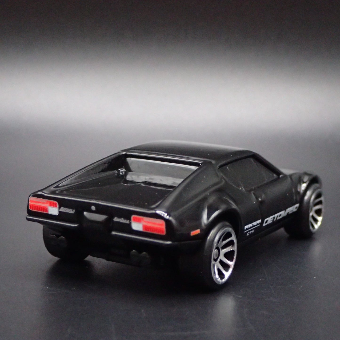 DE TOMASO PANTERA BLACK 1:64 SCALE COLLECTIBLE DIORAMA DIECAST MODEL CAR