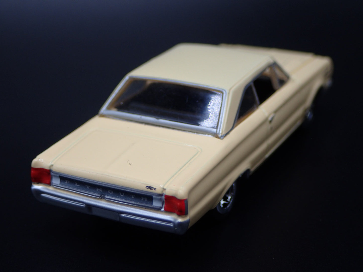 1967 67 PLYMOUTH GTX MUSCLE CAR 1/64 SCALE COLLECTIBLE DIORAMA DIECAST MODEL CAR