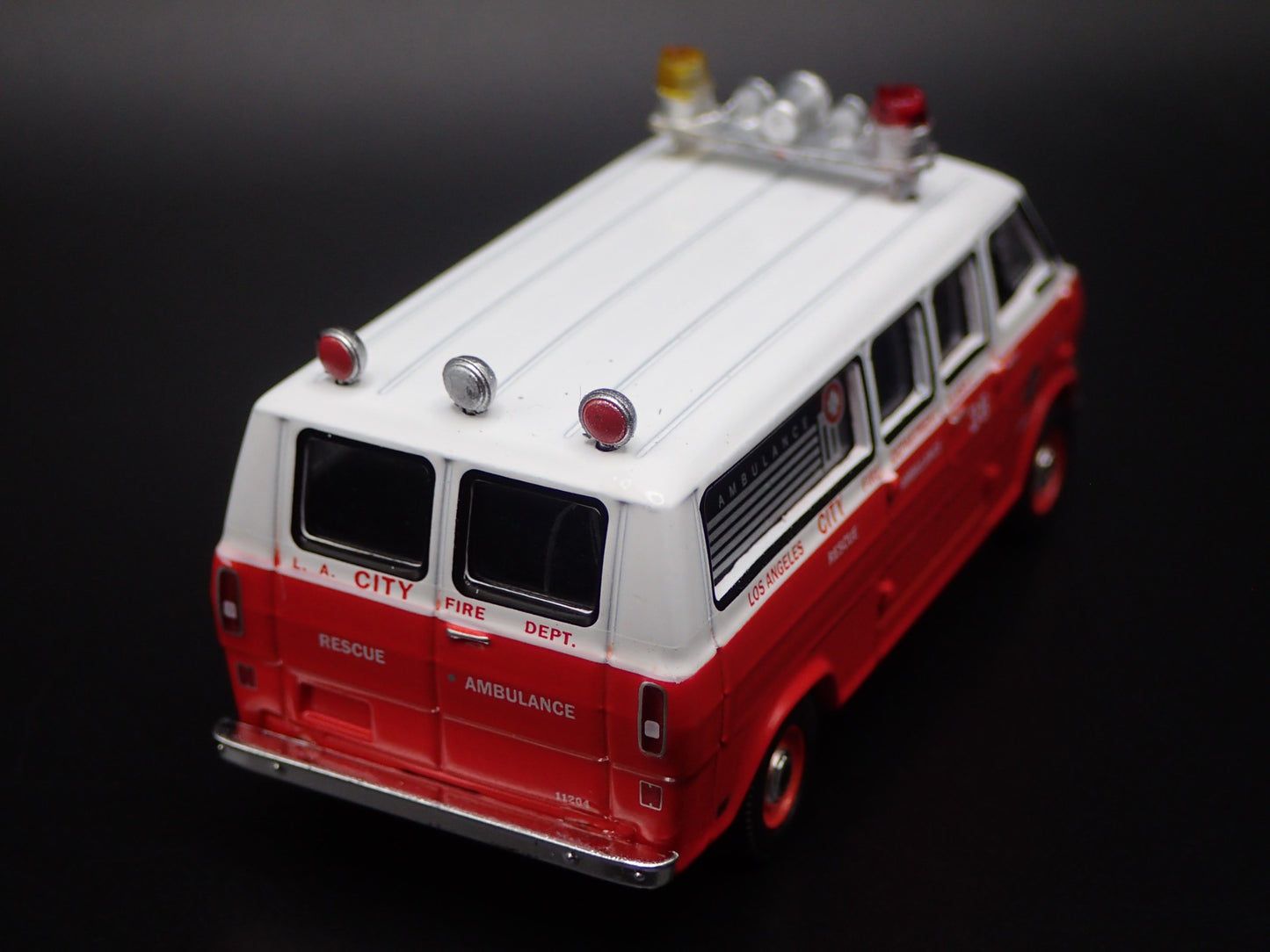 1969 69 FORD ECONOLINE VAN LAFD LA FIRE 1:64 SCALE DIORAMA DIECAST MODEL CAR