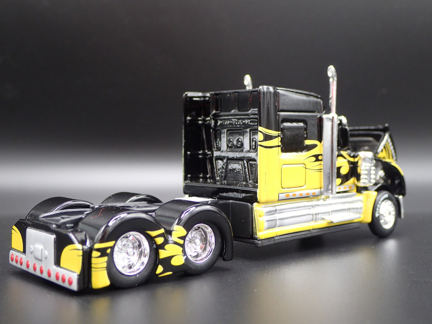 INTERNATIONAL LONESTAR CAB BIG RIG RARE 1/64 SCALE DIORAMA DIECAST MODEL CAR