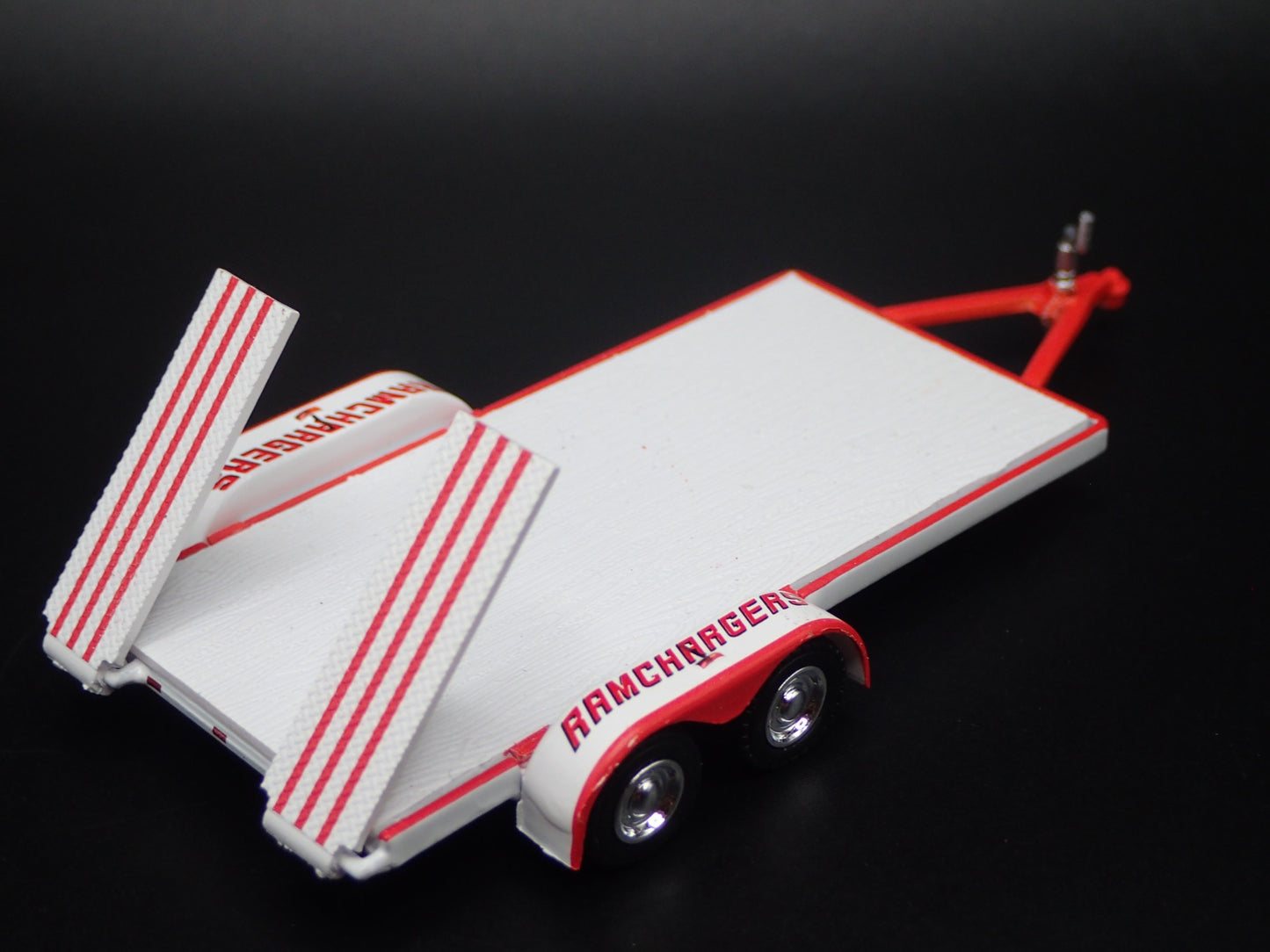 FLATBED CAR HAULER TRAILER WITH LOADING RAMPS 1:64 SCALE DIORAMA PROP MODEL