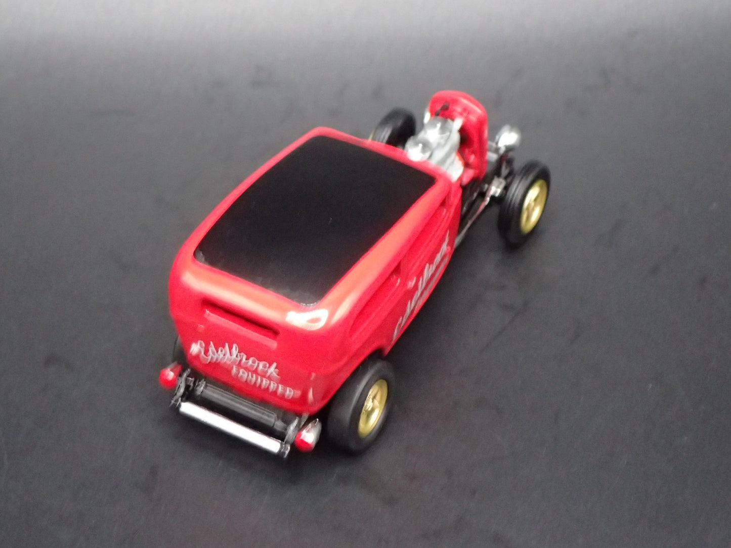 1932 32 FORD TUDOR SEDAN HOT ROD EDELBROCK 1:64 SCALE DIORAMA DIECAST MODEL CAR