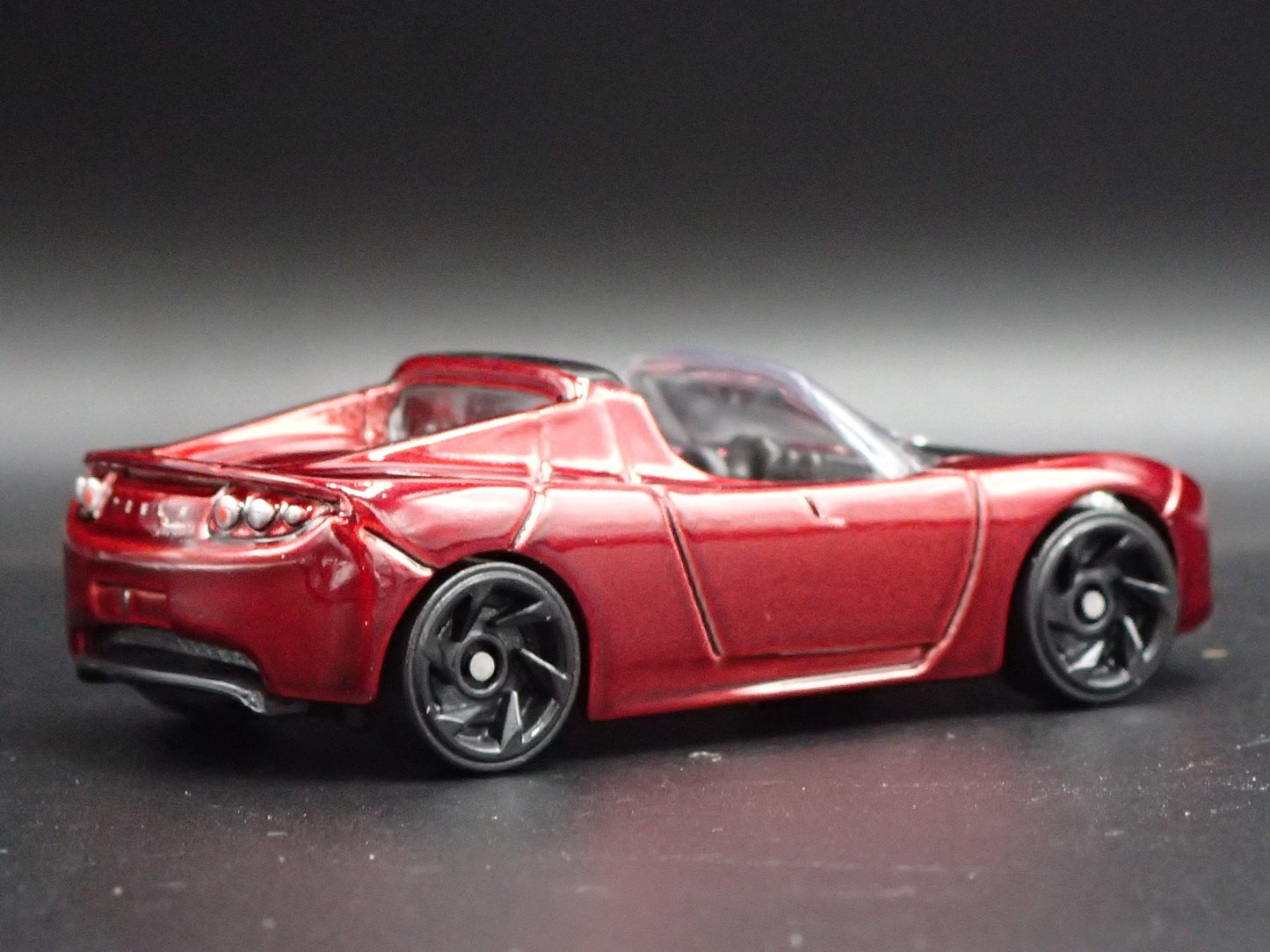 2008-2012 TESLA ROADSTER RED 1:64 SCALE COLLECTIBLE DIORAMA DIECAST MODEL CAR
