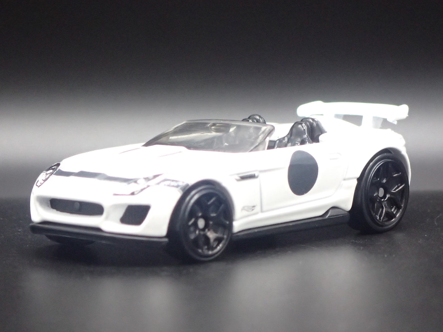 2015-2016 JAGUAR F-TYPE PROJECT 7 WHITE 1:64 SCALE DIORAMA DIECAST MODEL CAR