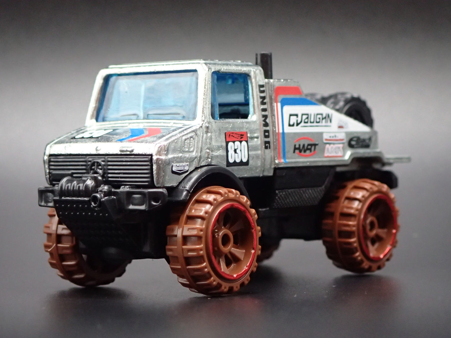 MERCEDES-BENZ UNIMOG 1300 UTILITY TRUCK 1:64 SCALE DIORAMA DIECAST MODEL CAR