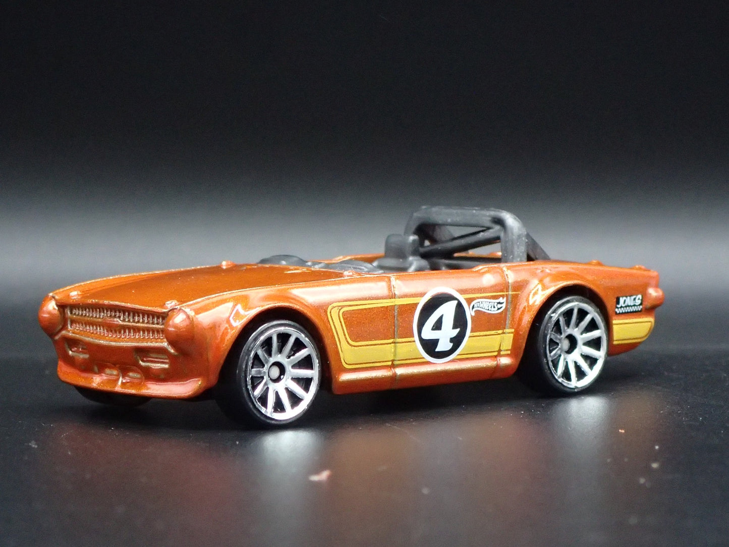 1968-1976 TRIUMPH TR6 CONVERTIBLE ORANGE 1:64 SCALE DIORAMA DIECAST MODEL CAR