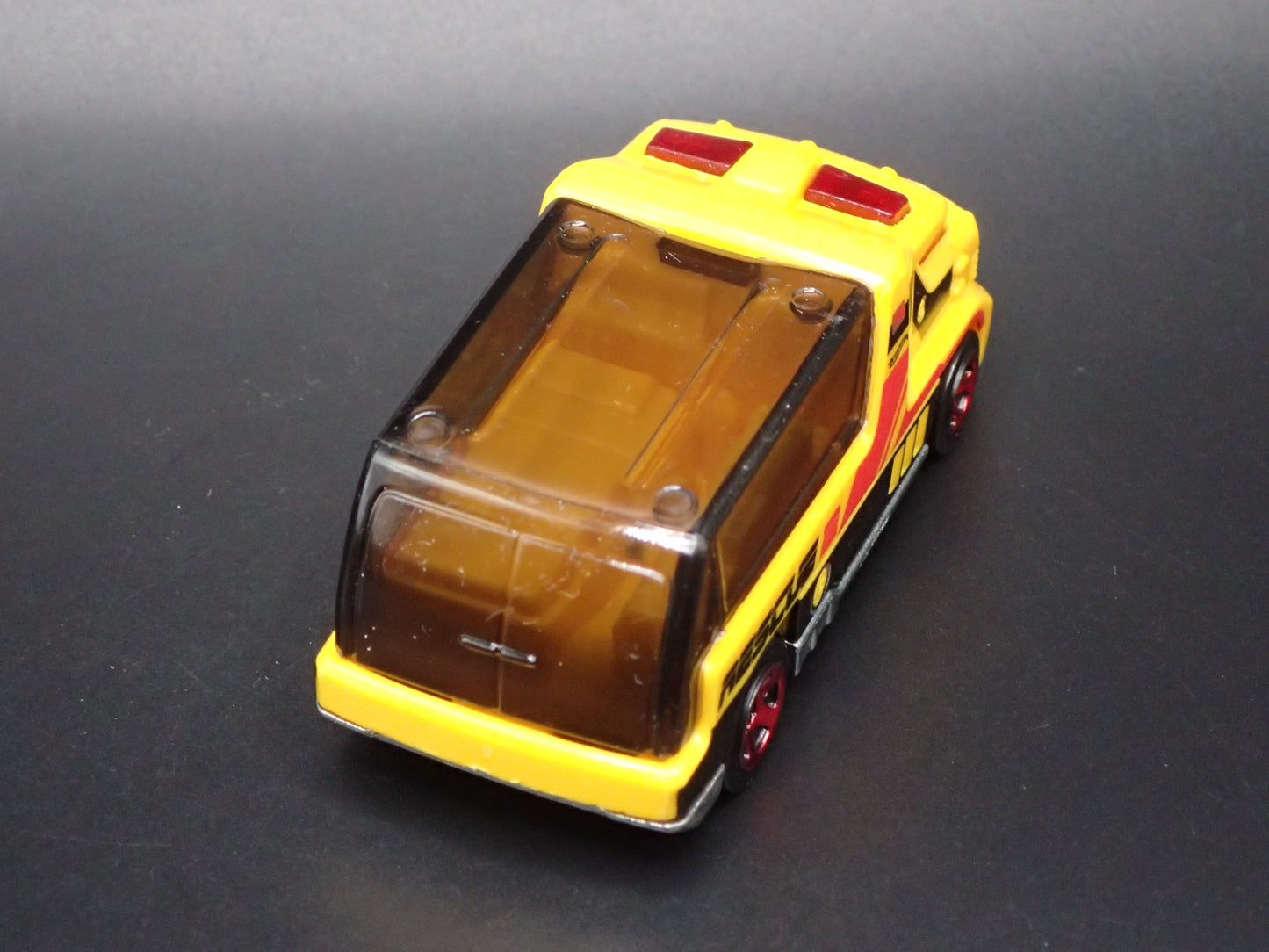 FIRE ENGINE TRUCK RAPID RESPONSE RESCUE YELLOW 1:64 HW SCALE DIECAST MODEL CAR