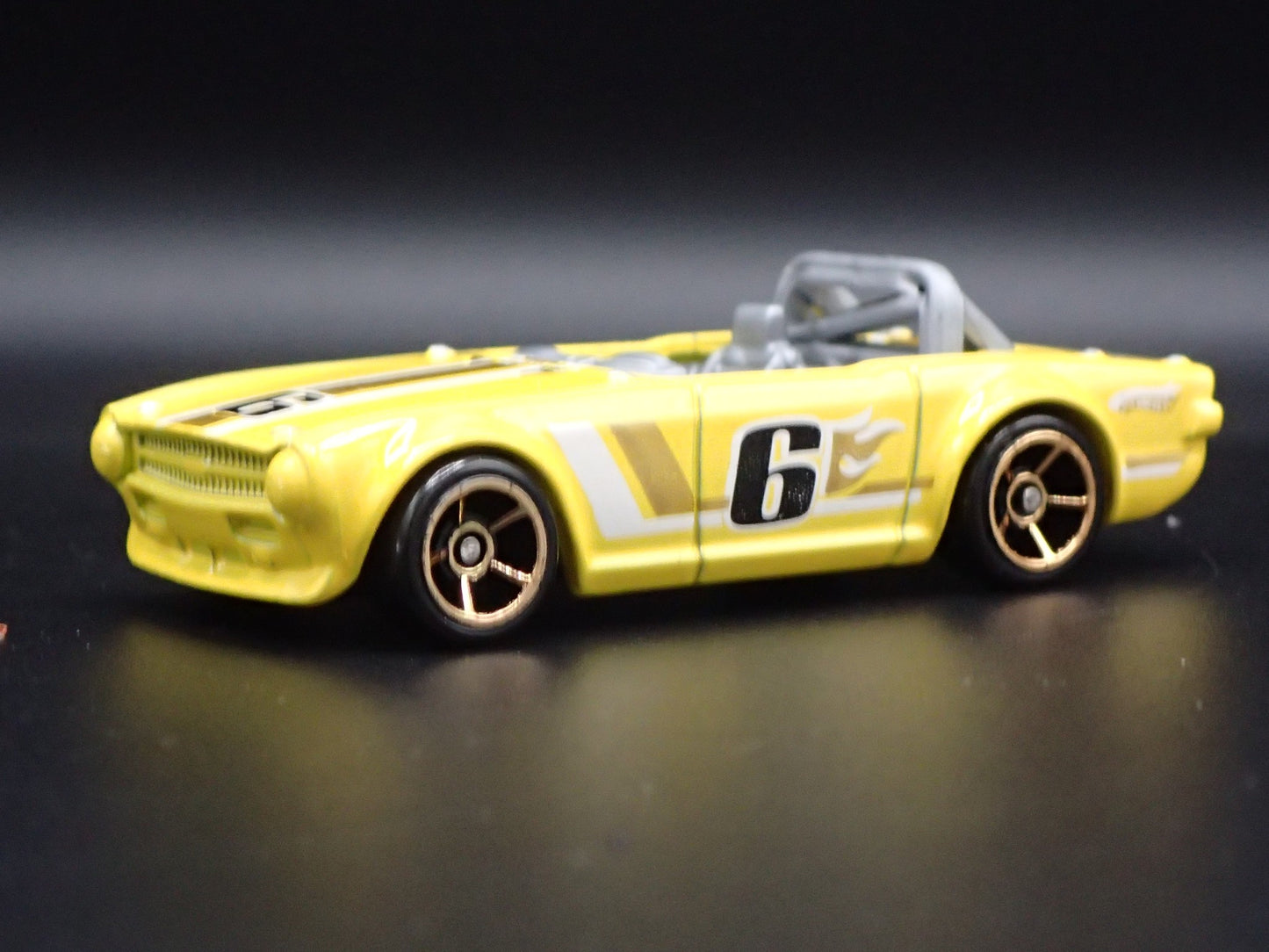 1968-1976 TRIUMPH TR6 CONVERTIBLE YELLOW 1:64 SCALE DIORAMA DIECAST MODEL CAR