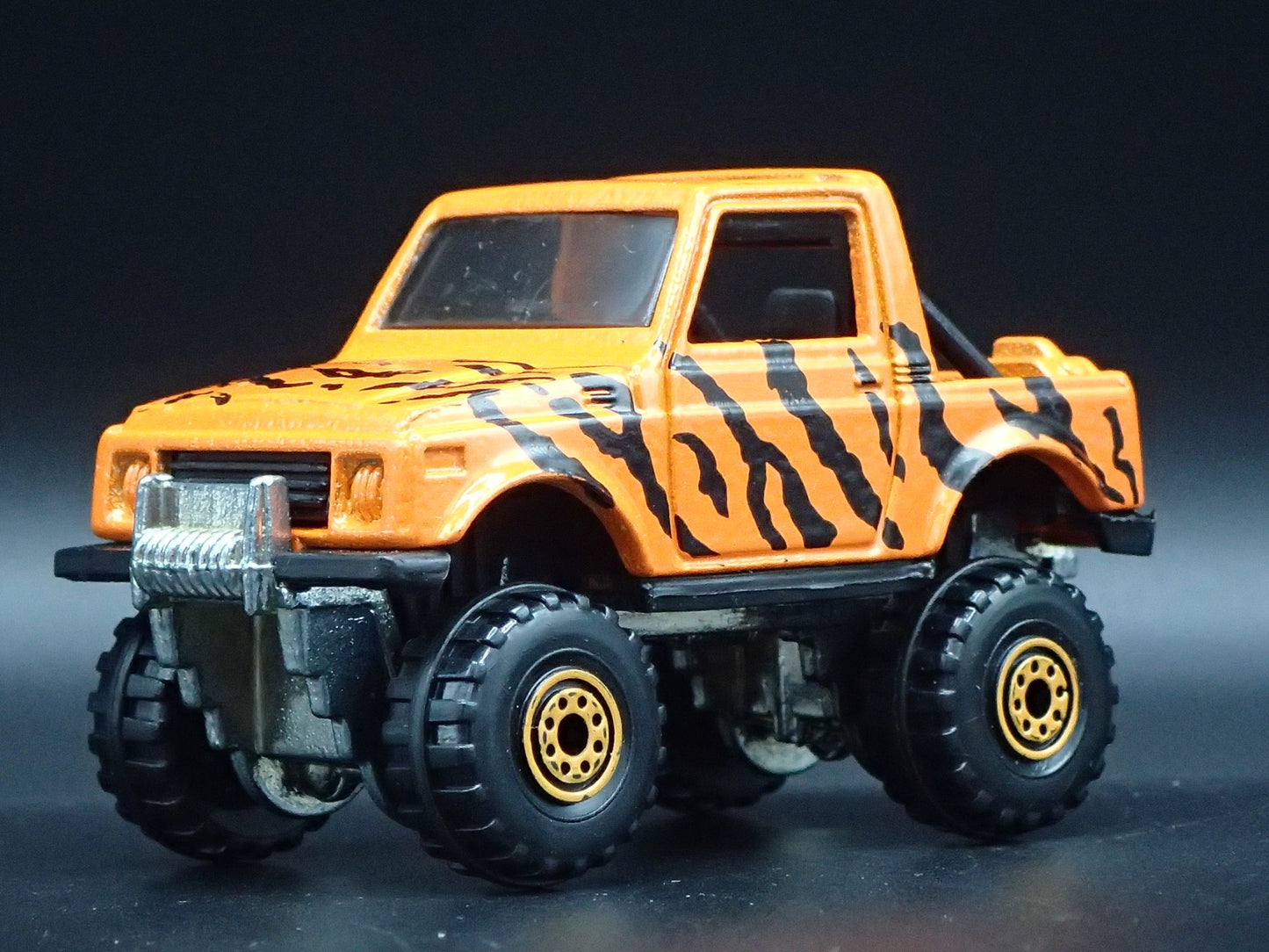 1992-1998 SUZUKI SAMURAI TRUCK 1:64 SCALE COLLECTIBLE DIORAMA DIECAST MODEL CAR