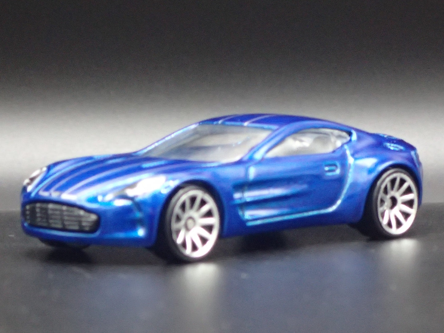 2009-2012 ASTON MARTIN ONE-77 1/64 SCALE COLLECTIBLE DIORAMA DIECAST MODEL CAR