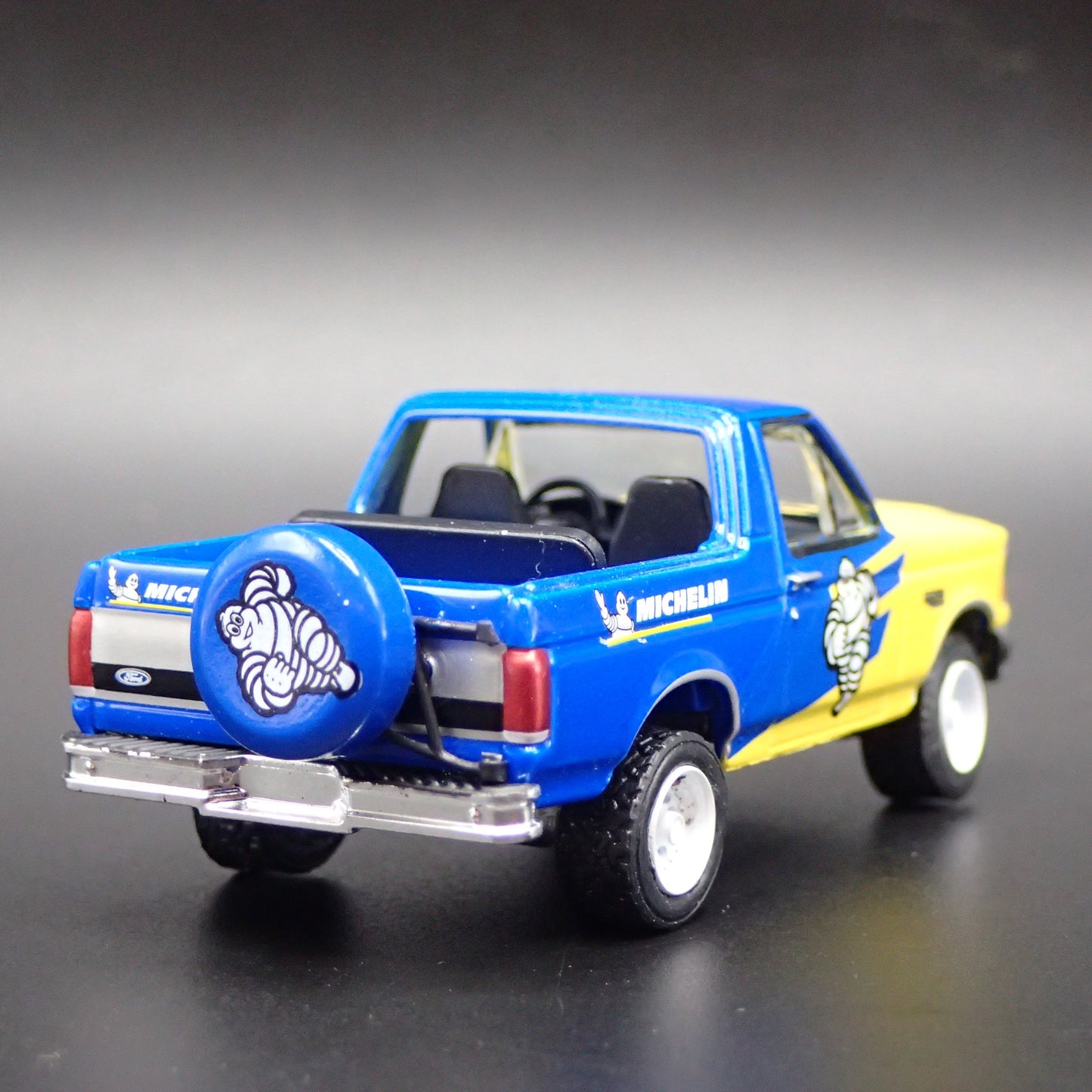 1996 96 FORD BRONCO XL MICHELIN MAN TIRES 1:64 SCALE DIORAMA DIECAST MODEL CAR