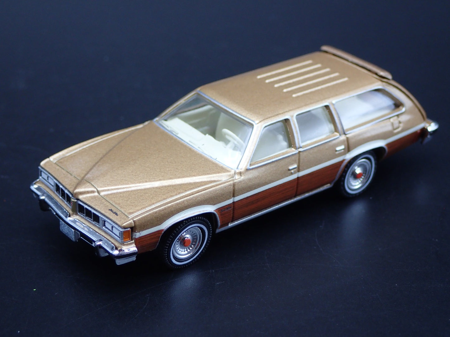 1976 76 PONTIAC LEMANS SAFARI WAGON 4 DOOR W HITCH 1/64 SCALE DIECAST MODEL CAR
