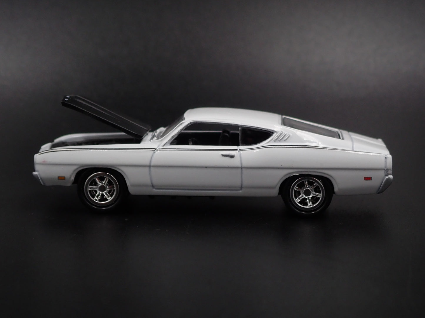 1969 69 FORD TORINO TALLADEGA 1:64 SCALE COLLECTIBLE DIORAMA DIECAST MODEL CAR
