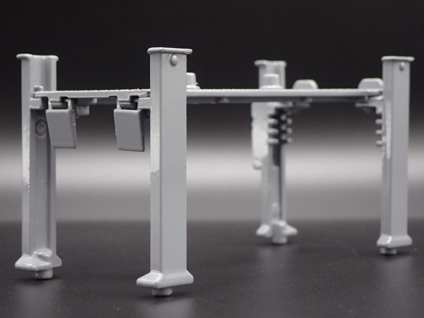 GMC 1:64 SCALE AUTO SHOP MECHANIC GARAGE 4 POST CAR LIFT DIORAMA MODEL DISPLAY