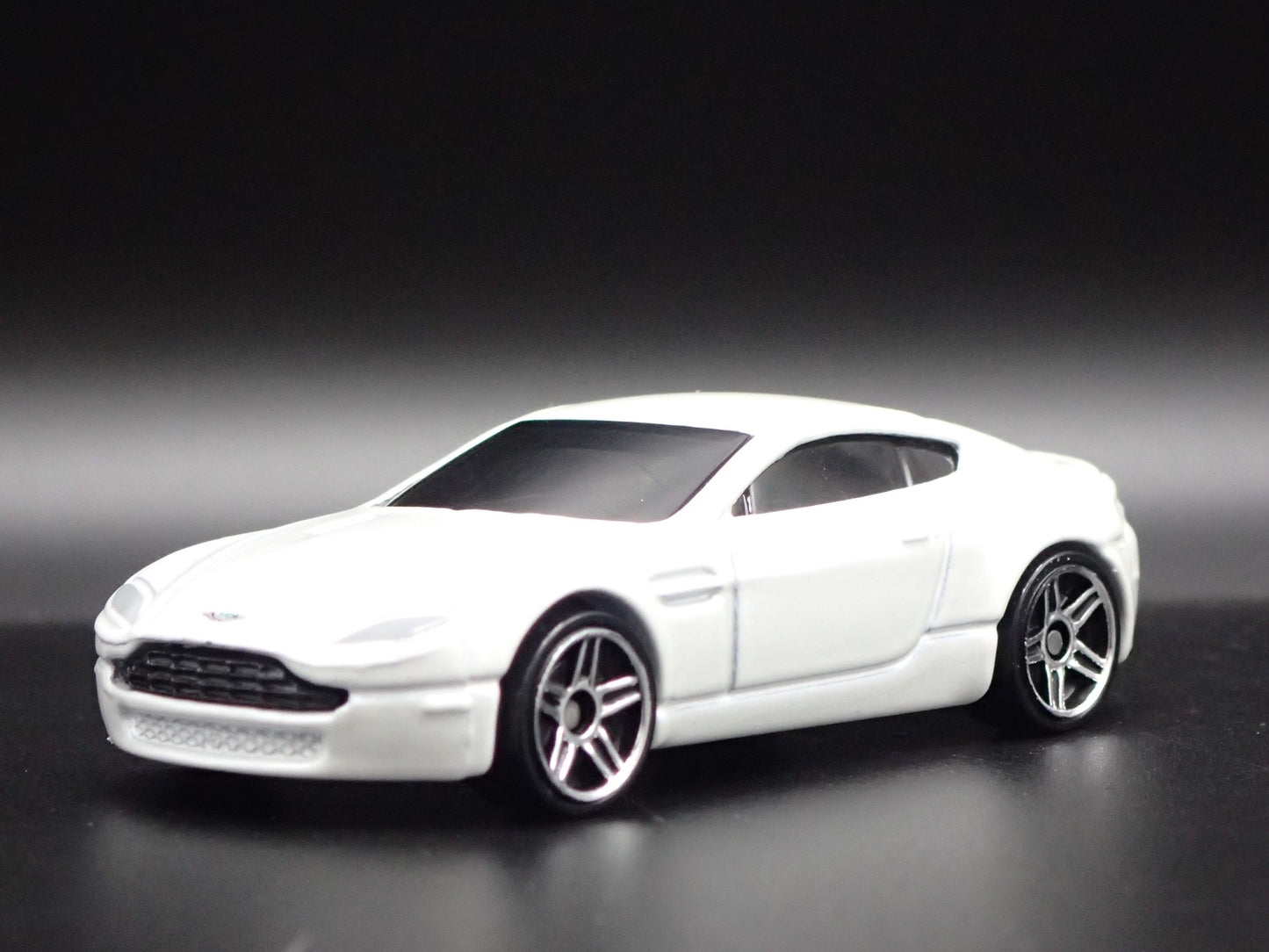 2006-2018 ASTON MARTIN V8 VANTAGE WHITE 1/64 SCALE DIORAMA DIECAST MODEL CAR