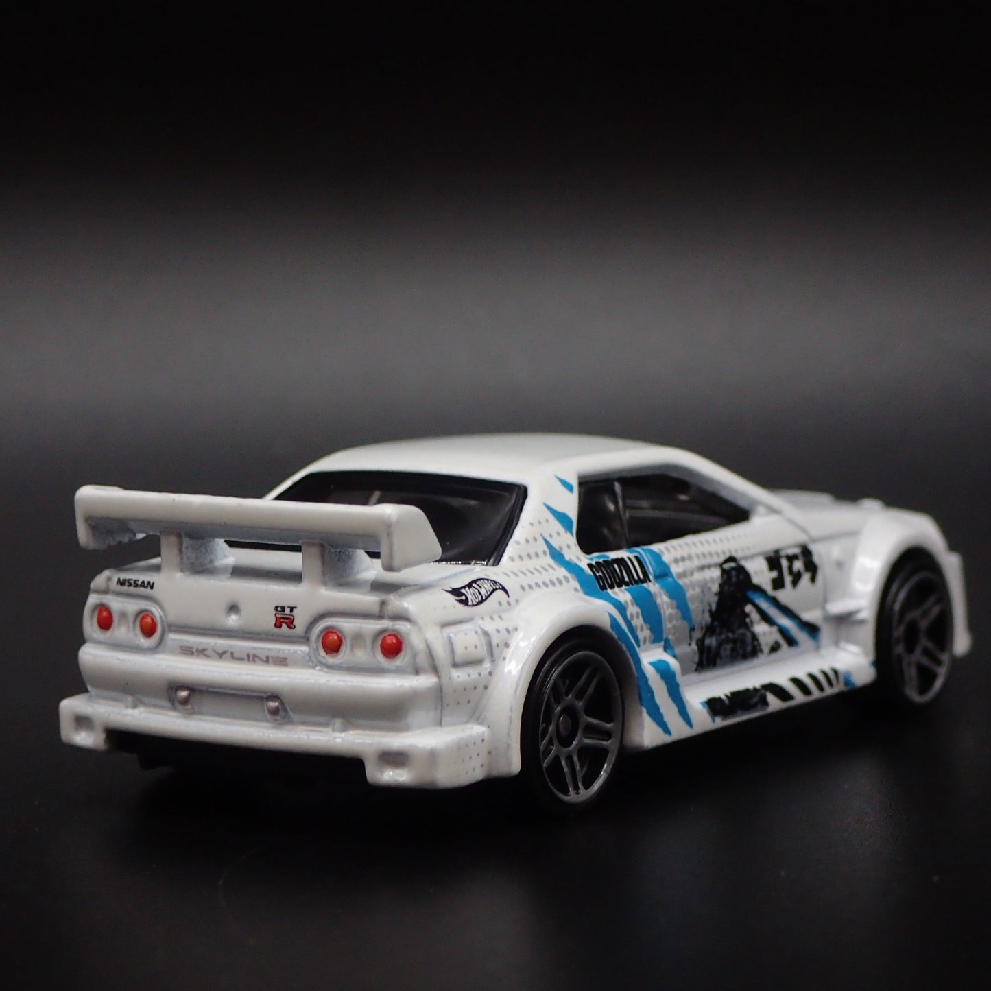 1989-1994 NISSAN SKYLINE GTR R32 GODZILLA 1:64 SCALE DIORAMA DIECAST MODEL CAR