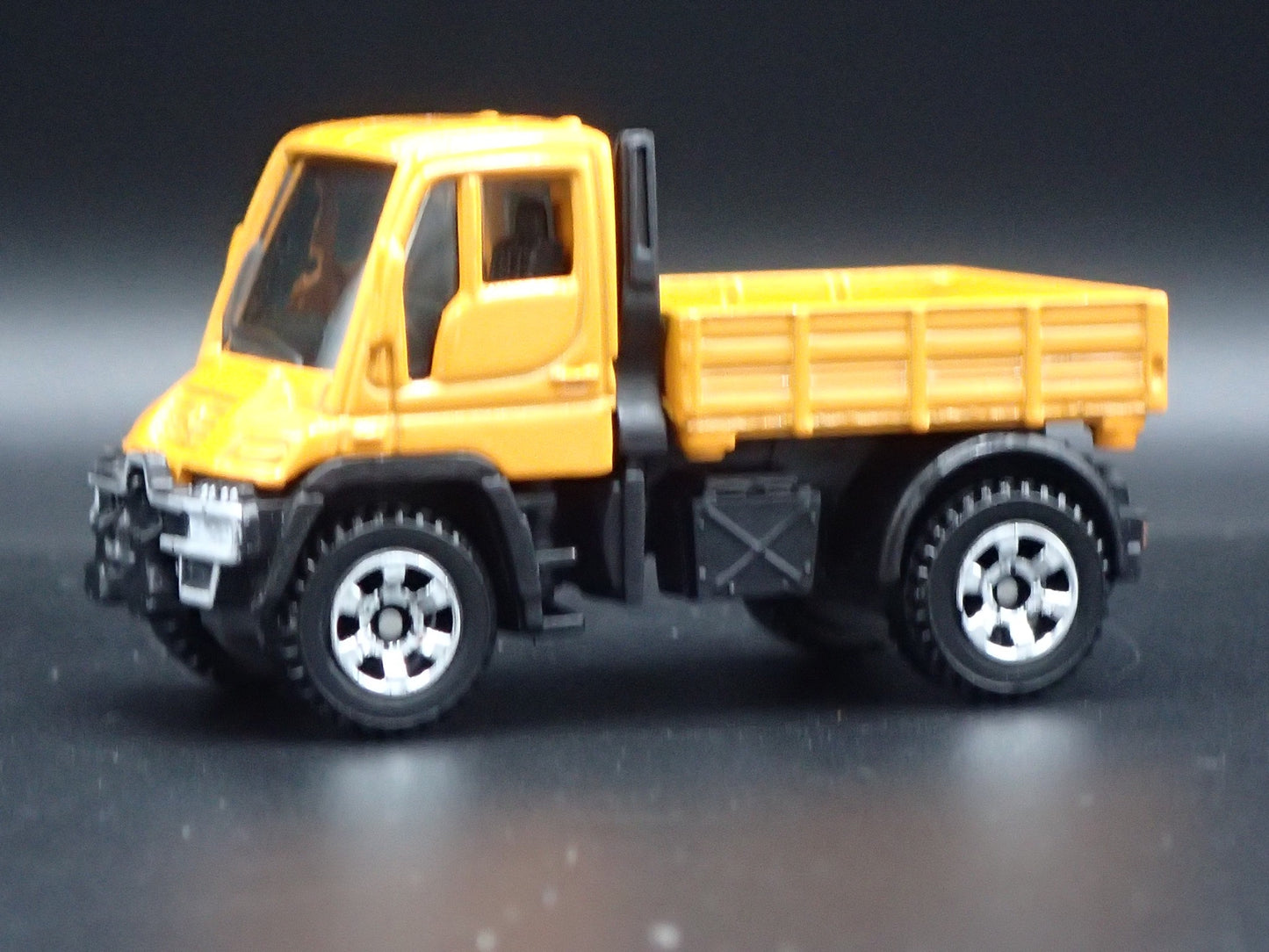 MERCEDES-BENZ UNIMOG U300 UTILITY TRUCK 1:64 SCALE DIORAMA DIECAST MODEL CAR
