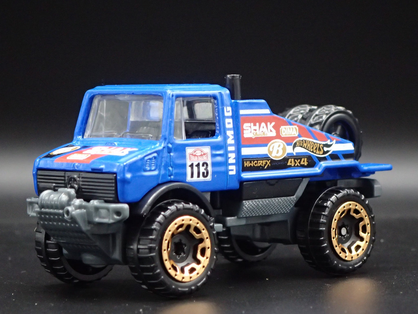 MERCEDES-BENZ UNIMOG 1300 UTILITY TRUCK 1:64 SCALE DIORAMA DIECAST MODEL CAR