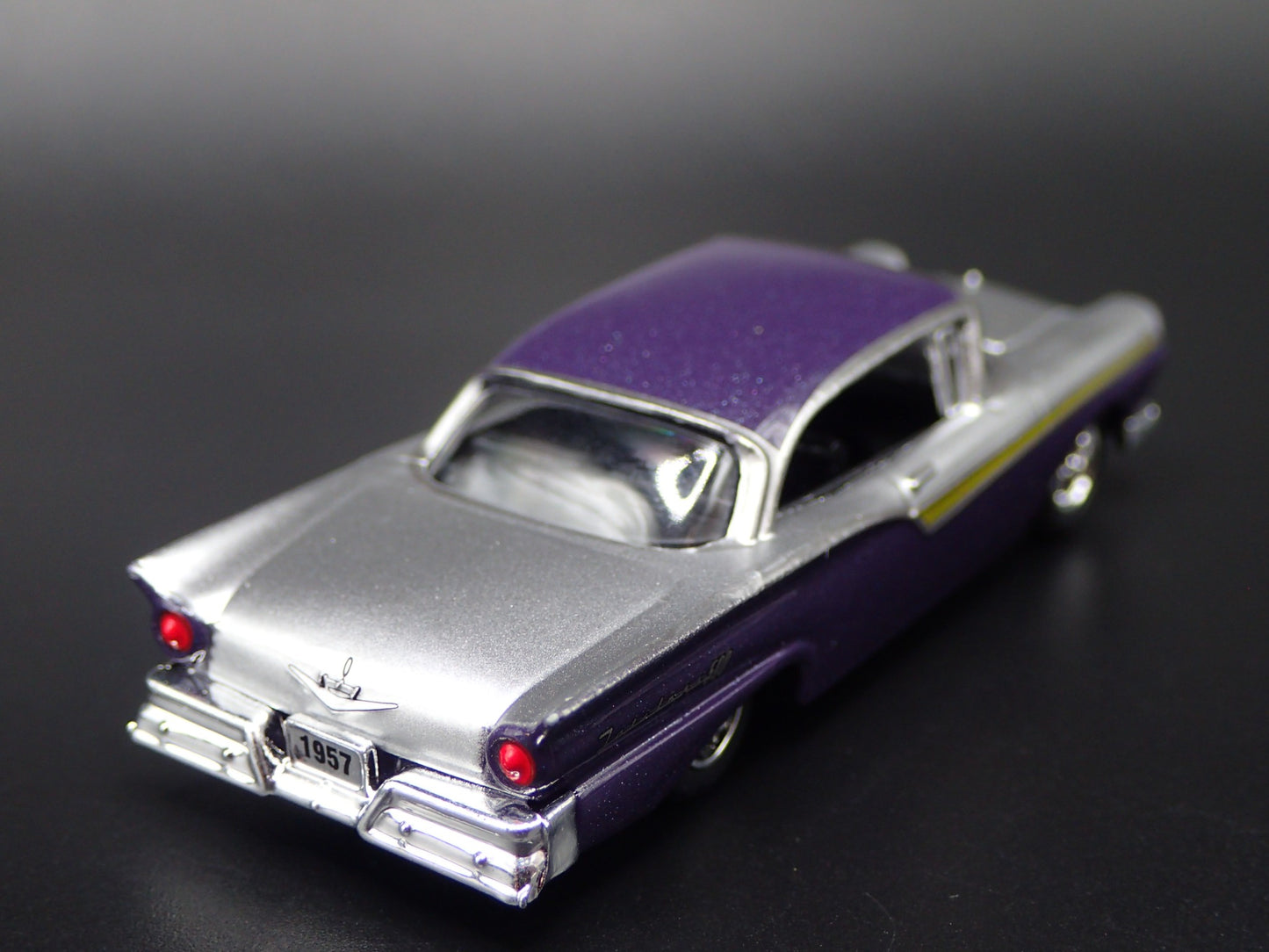 1957 57 FORD FAIRLANE 500 RARE 1:64 SCALE COLLECTIBLE DIORAMA DIECAST MODEL CAR