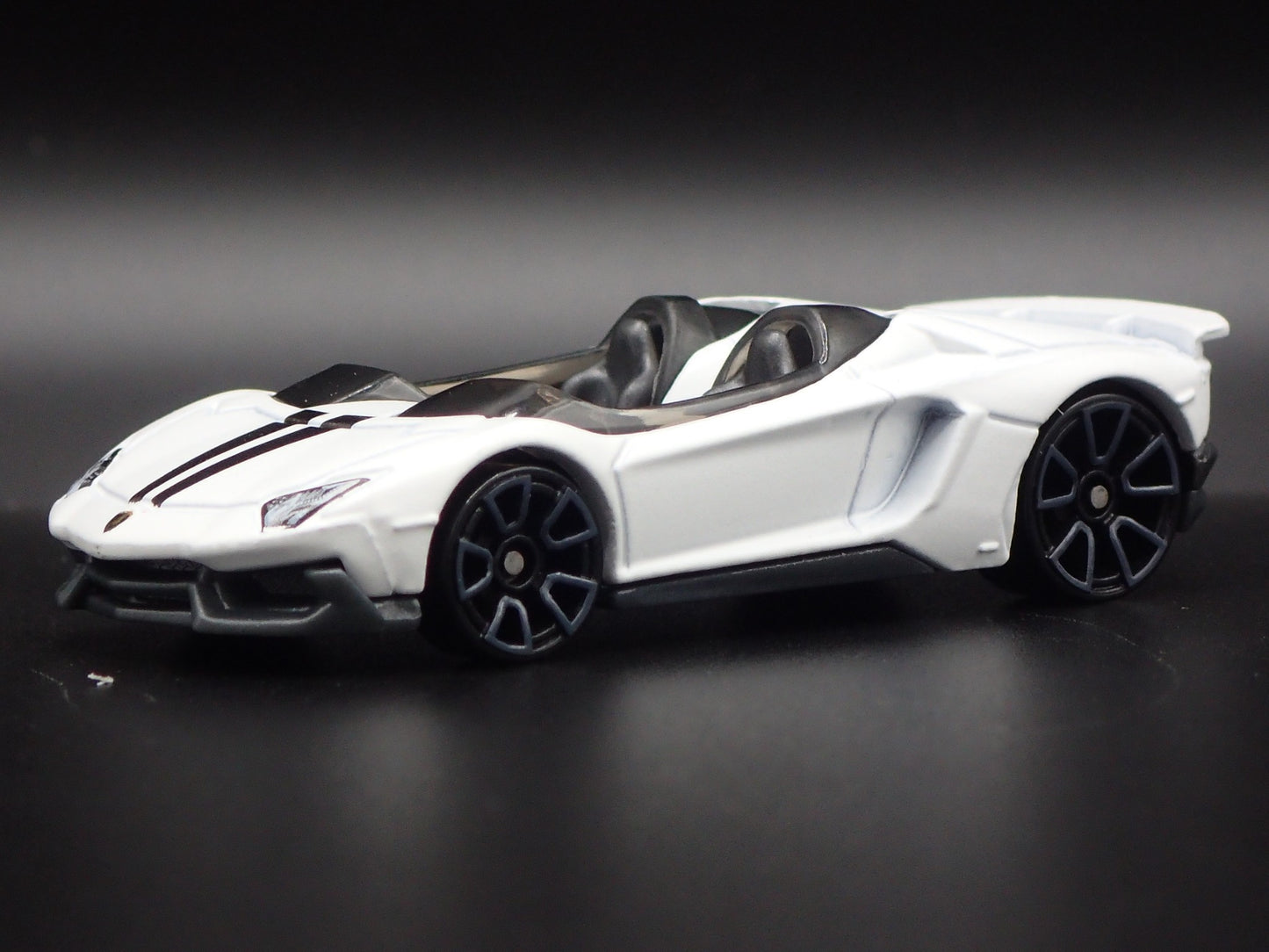 LAMBORGHINI AVENTADOR J SUPER CAR RARE 1:64 SCALE DIORAMA DIECAST MODEL CAR