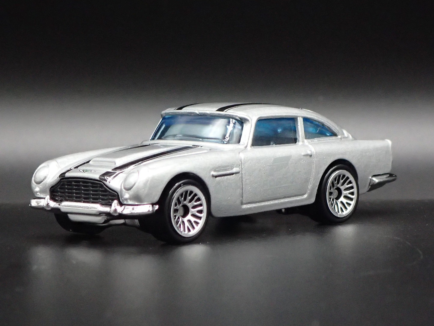 1963-1965 ASTON MARTIN DB5 FORZA SILVER 1/64 SCALE DIORAMA DIECAST MODEL CAR