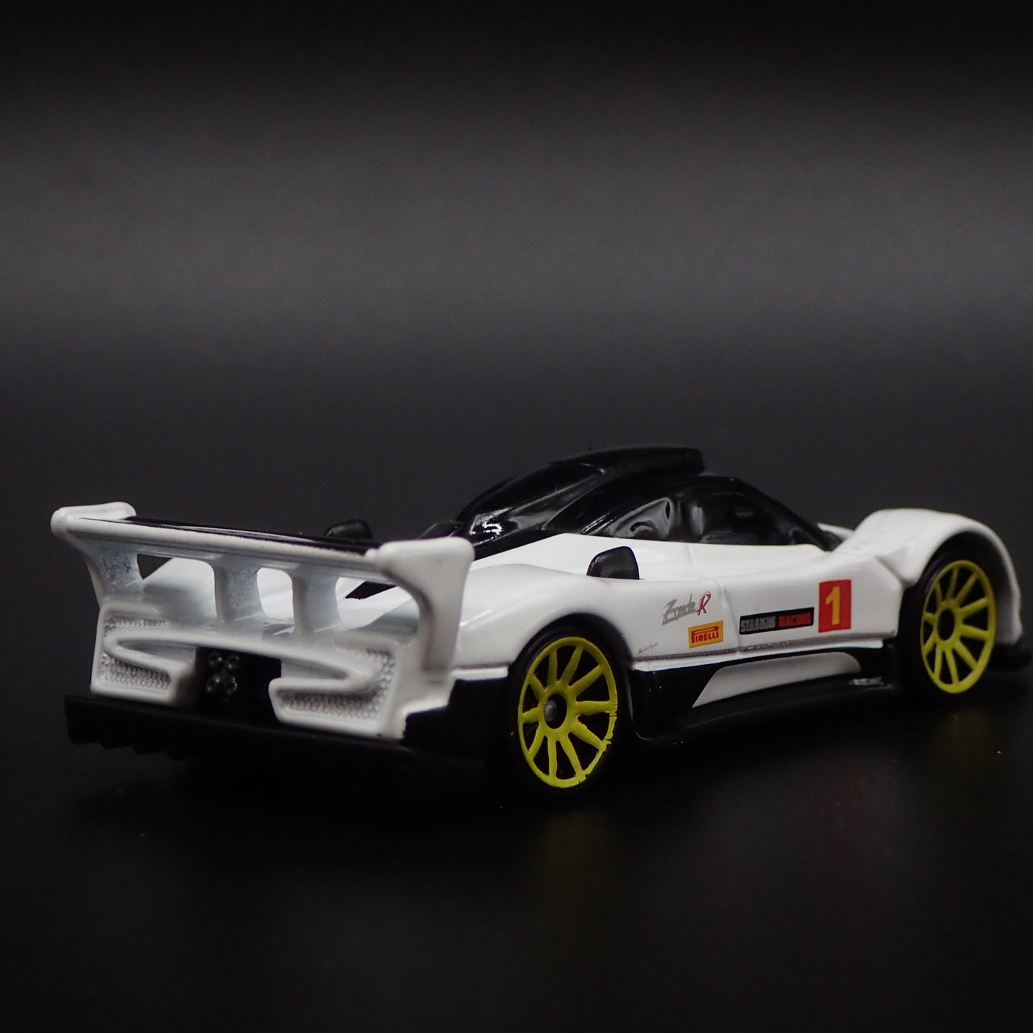 2009-2011 PAGANI ZONDA R SUPERCAR WHITE 1:64 SCALE DIORAMA DIECAST MODEL CAR
