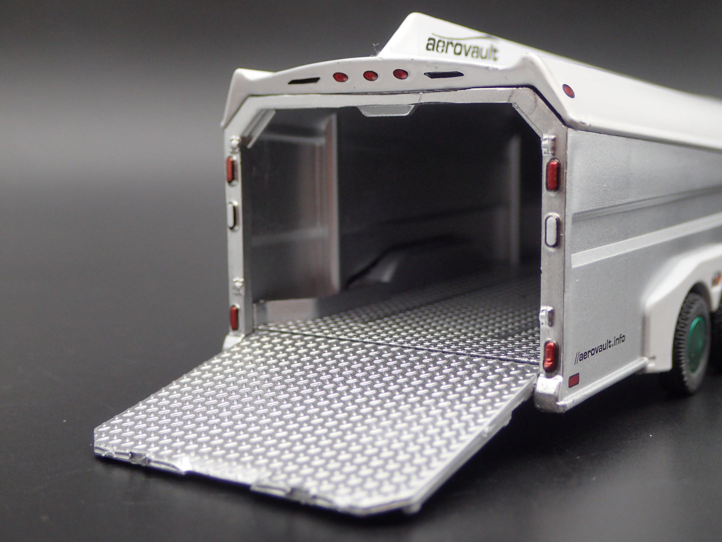 AEROVAULT MKII TRAILER GREEN MACHINE CHASE 1/64 SCALE DIORAMA DIECAST MODEL CAR