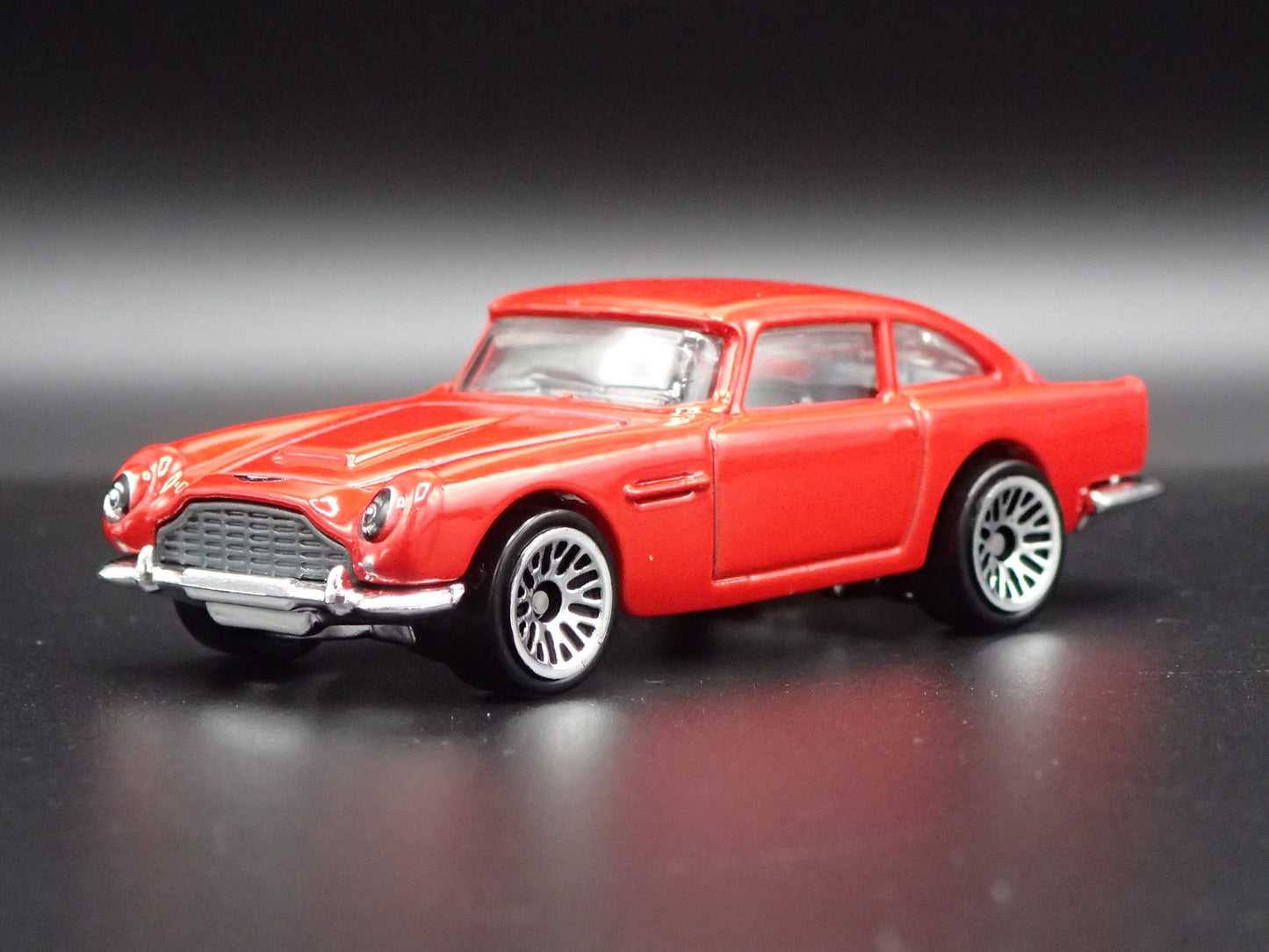 1963-1965 ASTON MARTIN DB5 RED 1/64 SCALE COLLECTIBLE DIORAMA DIECAST MODEL CAR
