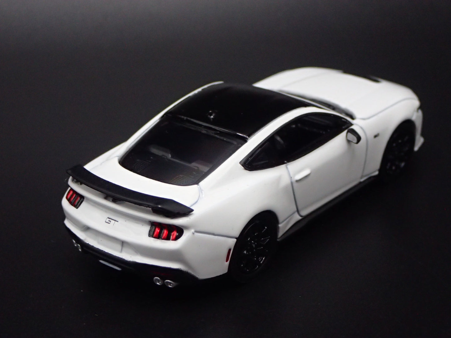 2024-2025 FORD MUSTANG GT COUPE WHITE 1:64 SCALE DIORAMA DIECAST MODEL CAR