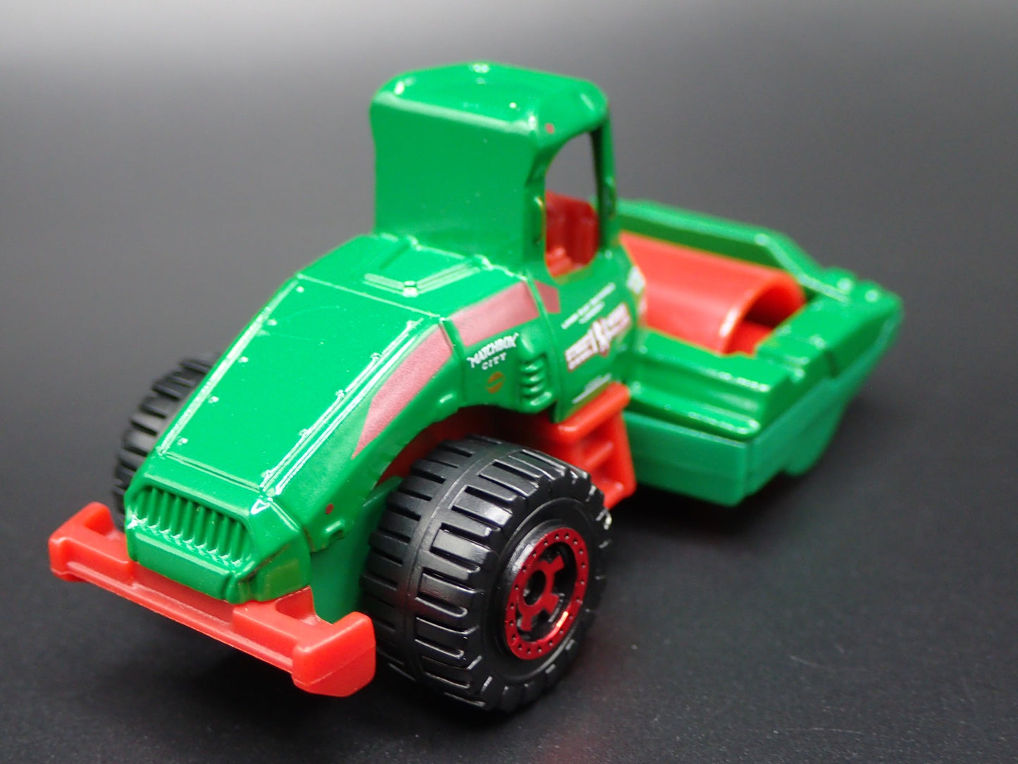 CONSTRUCTION ROAD ROLLER GREEN 1:64 SCALE COLLECTIBLE DIORAMA DIECAST MODEL CAR