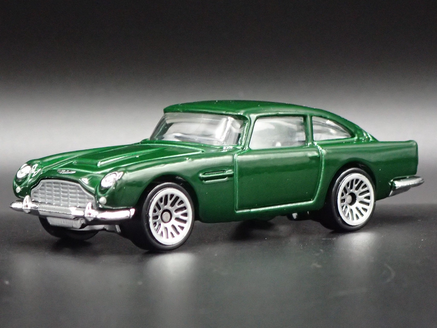 1963 63 ASTON MARTIN DB5 GREEN 1/64 SCALE COLLECTIBLE DIORAMA DIECAST MODEL CAR