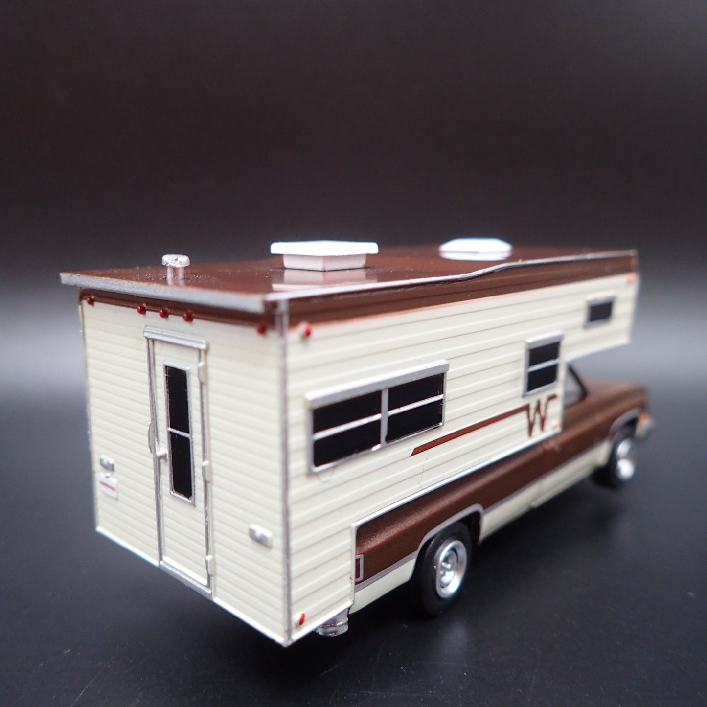 1982 82 CHEVY C20 SILVERADO WINNEBAGO SLIDE CAMPER 1:64 SCALE DIECAST MODEL CAR