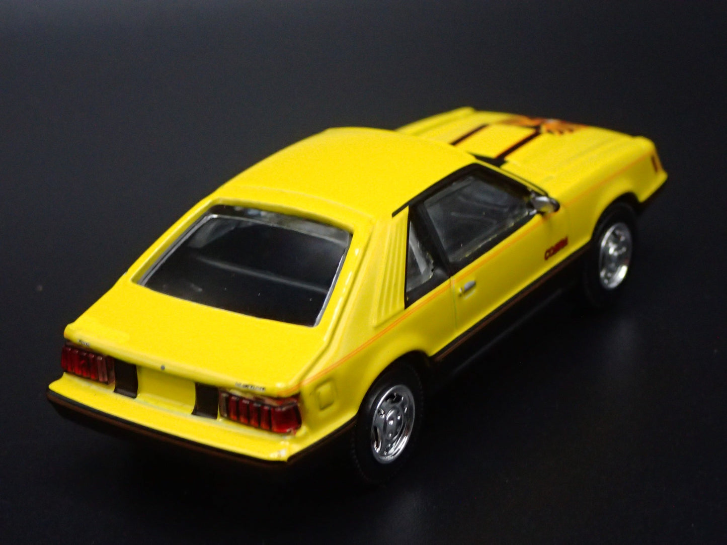 1979 79 FORD MUSTANG COBRA FASTBACK YELLOW 1:64 SCALE DIORAMA DIECAST MODEL CAR