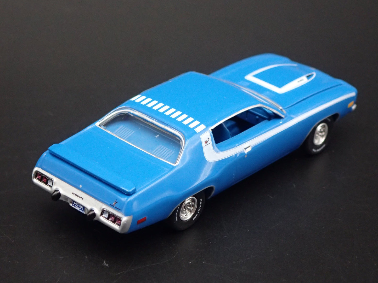 1973 73 PLYMOUTH ROAD RUNNER 1/64 SCALE COLLECTIBLE DIORAMA DIECAST MODEL CAR