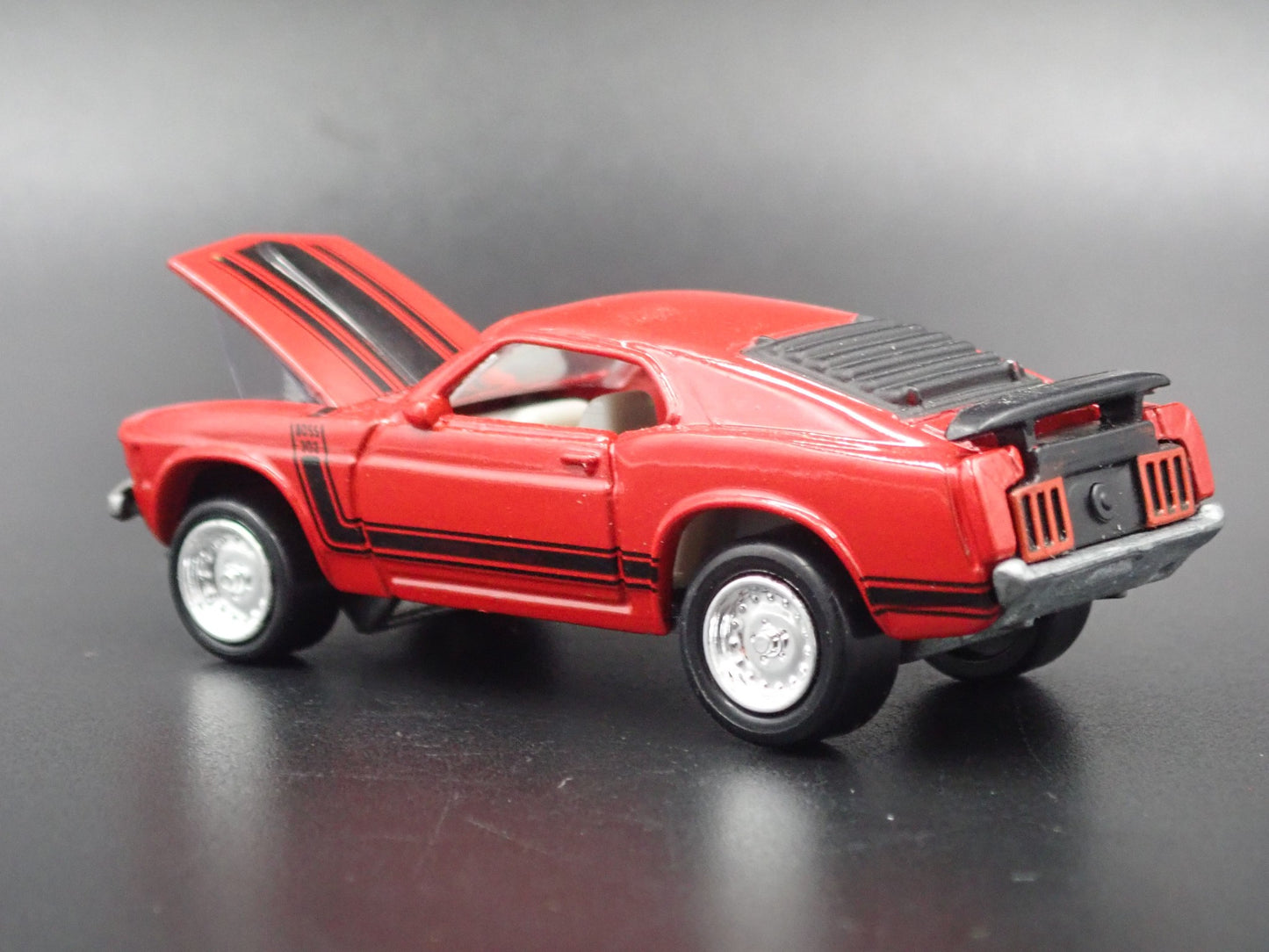1970 70 FORD MUSTANG FASTBACK BOSS 302 RED 1/64 SCALE DIORAMA DIECAST MODEL CAR