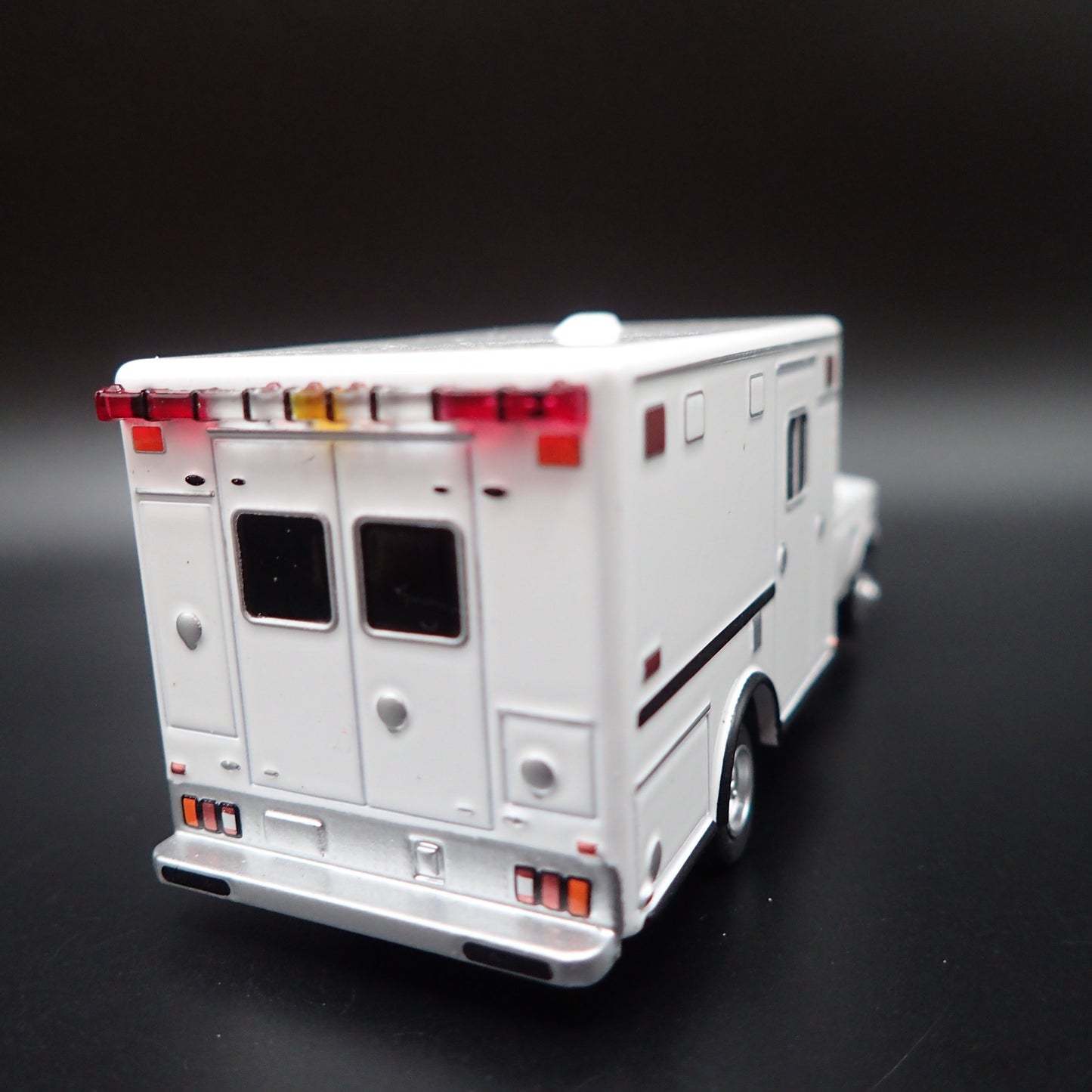 1992 92 FORD F350 AMBULANCE RESCUE TRUCK WHITE 1:64 SCALE DIECAST MODEL CAR