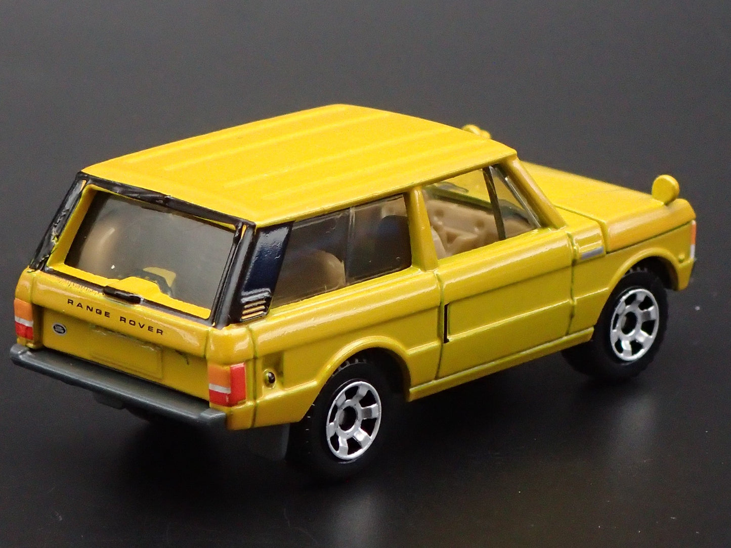 1970-1994 RANGE ROVER MUSTARD 1/64 SCALE COLLECTIBLE DIORAMA DIECAST MODEL CAR