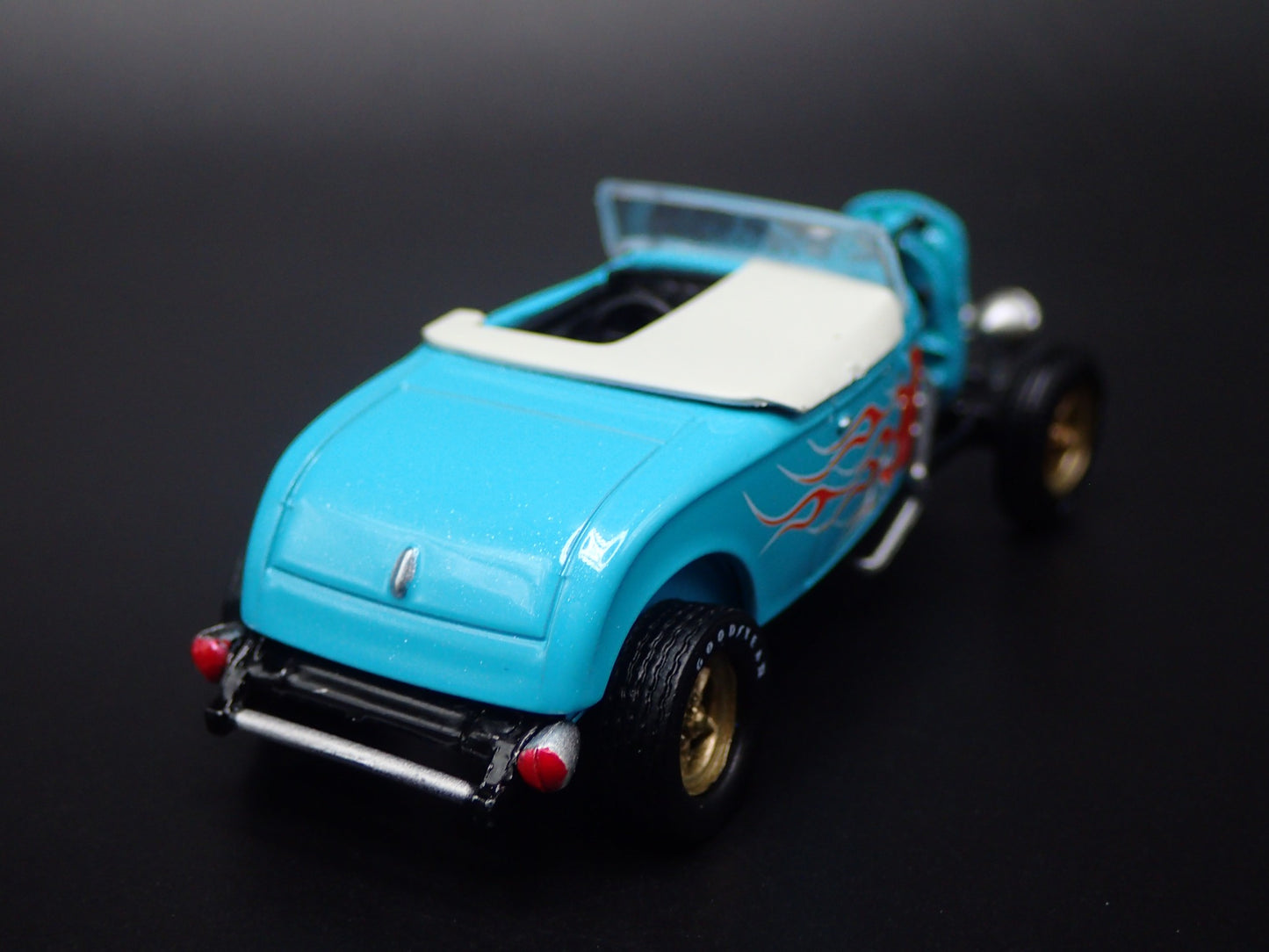 1932 32 FORD ROADSTER HOT ROD TEAL w FLAMES 1:64 SCALE DIORAMA DIECAST MODEL CAR