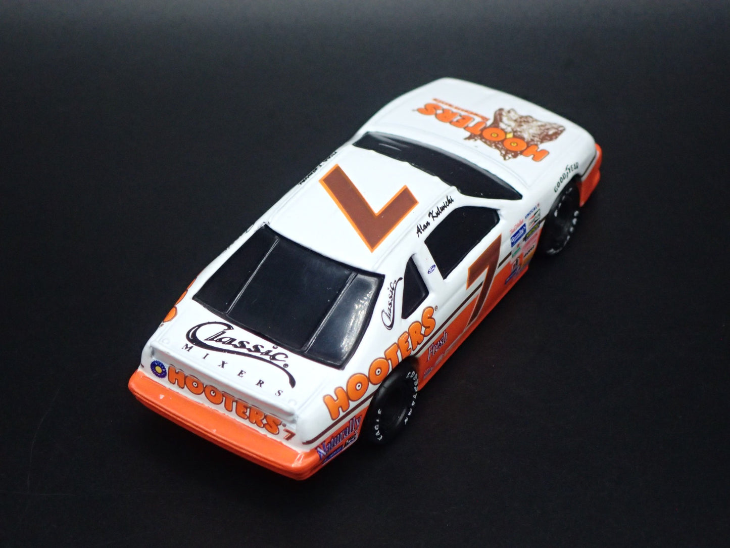 1991 91 FORD THUNDERBIRD 7 ALAN KULWICKI HOOTERS NASCAR 1/64 DIECAST MODEL CAR