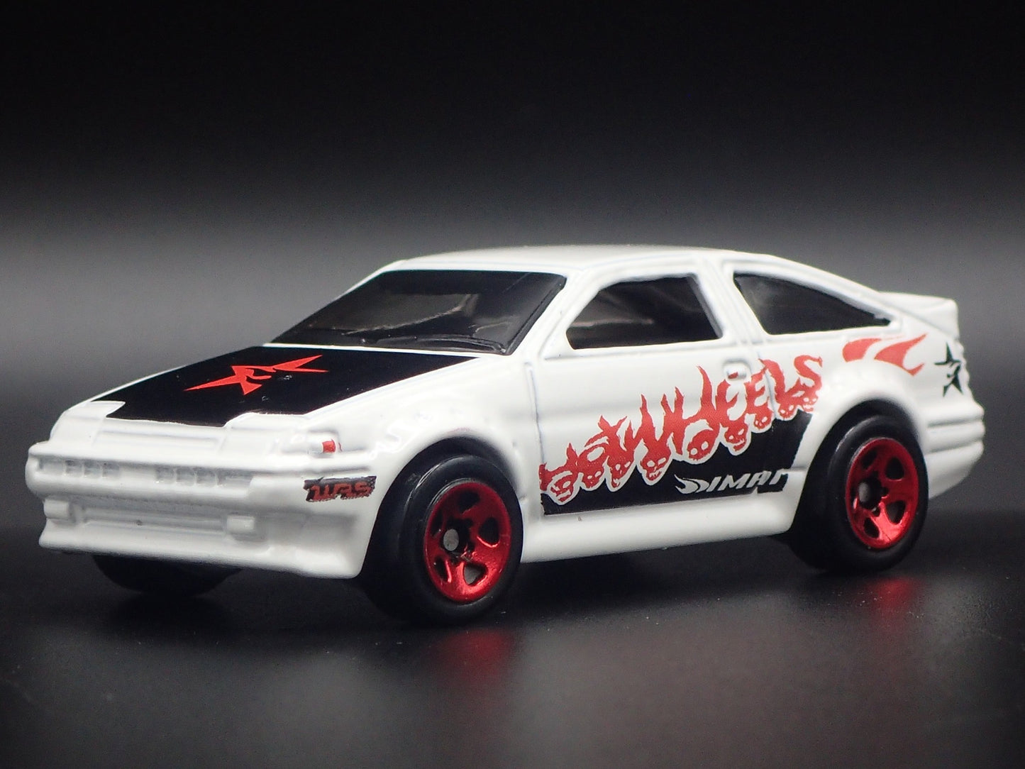 1983-1987 TOYOTA AE86 COROLLA 1/64 SCALE COLLECTIBLE DIORAMA DIECAST MODEL CAR