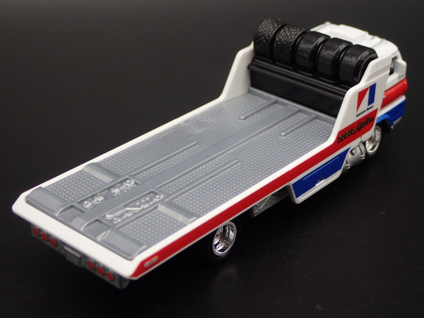 VINTAGE FLATBED CAR HAULER TRUCK AMERICAN MOTORS AMC 1/64 SCALE DIECAST MODEL