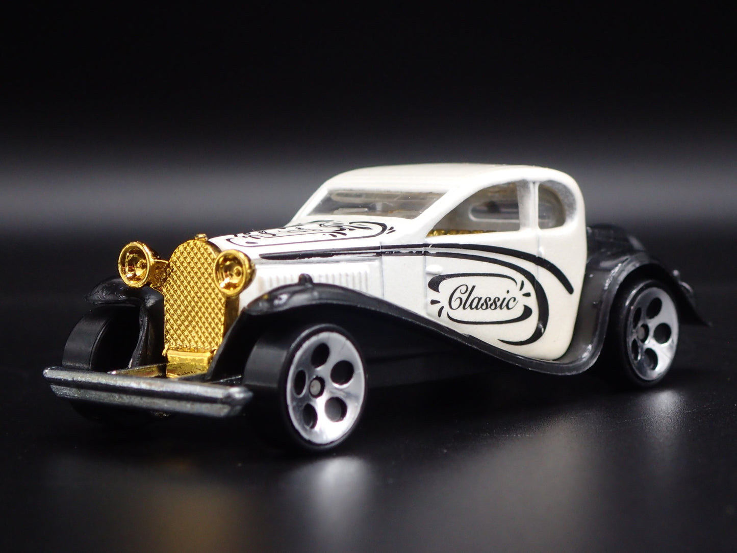 1937 37 BUGATTI TYPE 50 WHITE 1:64 SCALE COLLECTIBLE DIORAMA DIECAST MODEL CAR