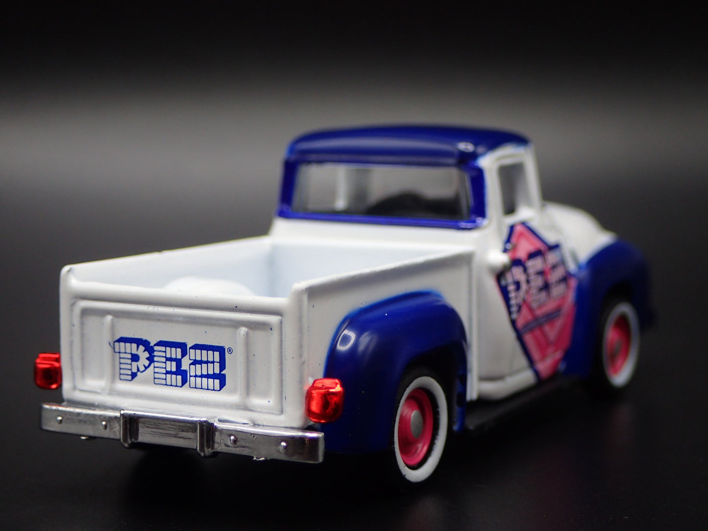 1956 56 FORD F100 PICKUP TRUCK PEZ WHITE 1:64 SCALE DIORAMA DIECAST MODEL CAR