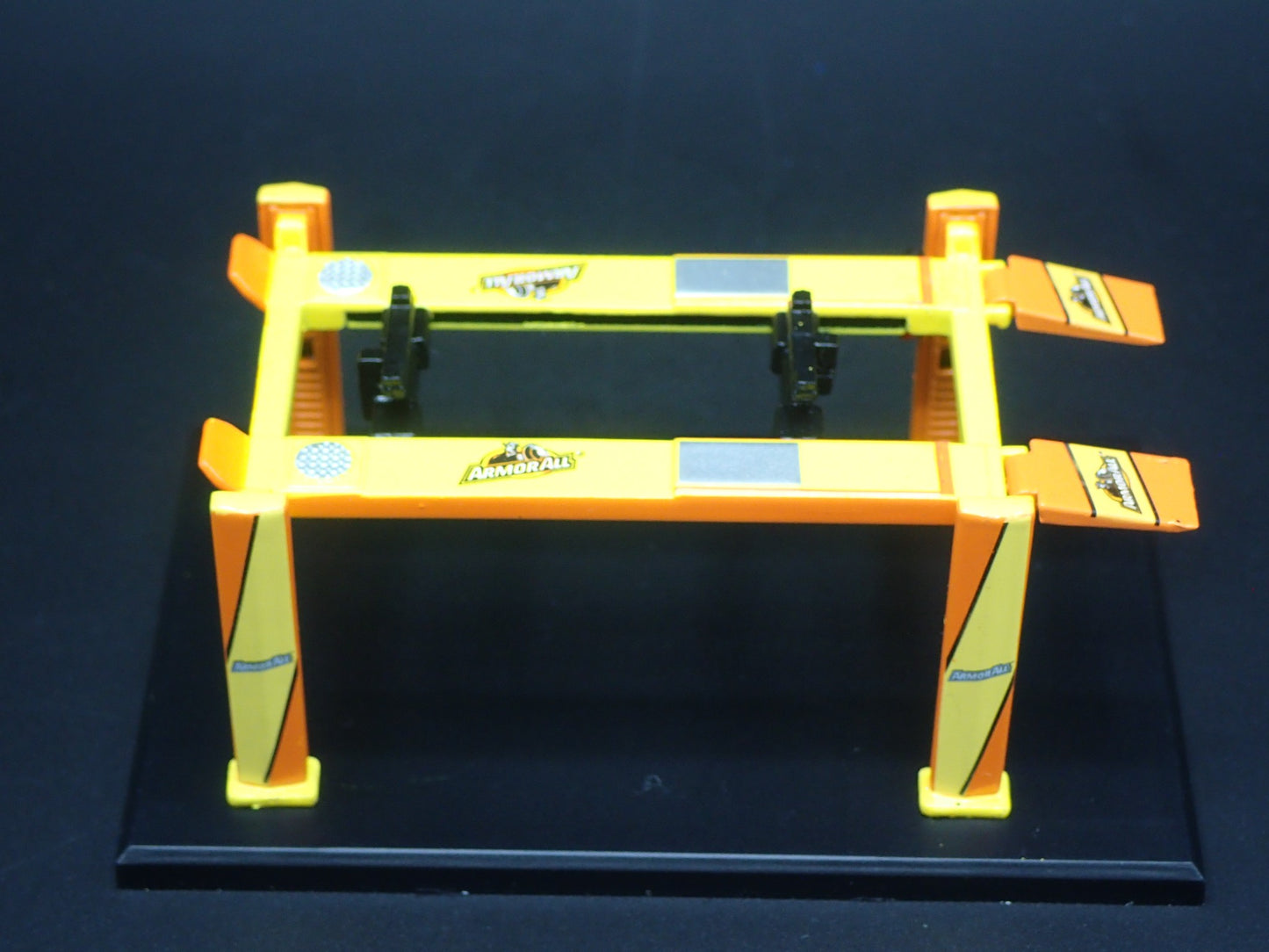 ARMOR ALL 1:64 SCALE AUTO SHOP MECHANIC GARAGE 4 POST CAR LIFT MODEL DIECAST