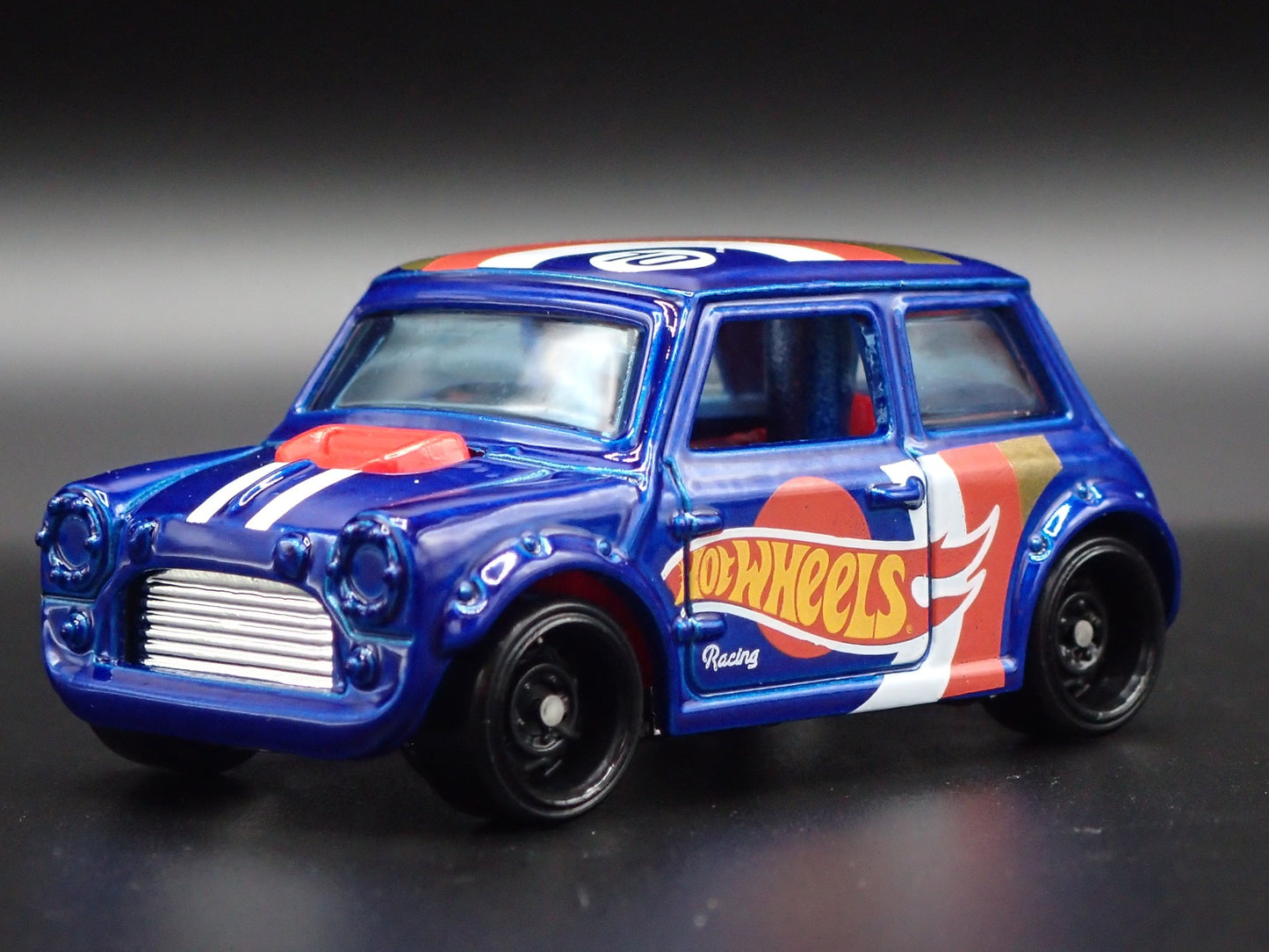 1969-1976 MINI COOPER MARK III 1:64 SCALE COLLECTIBLE DIORAMA DIECAST MODEL CAR