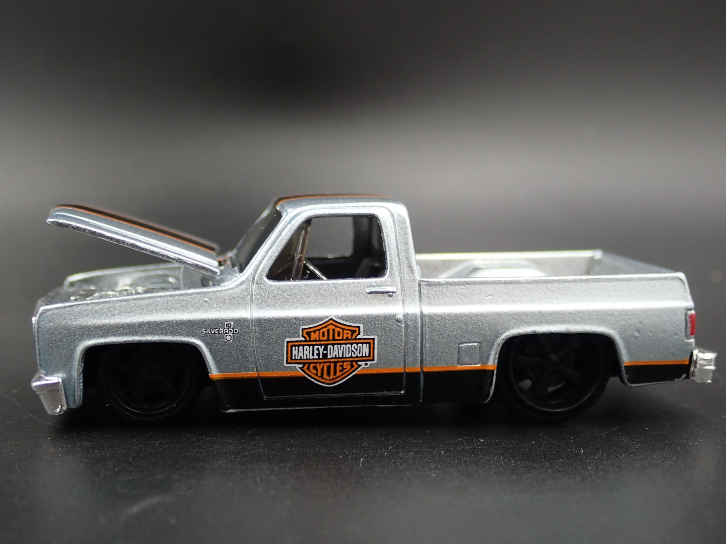 1987 87 CHEVY CHEVROLET SILVERADO 1500 TRUCK HARLEY 1/64 SCALE DIECAST MODEL CAR