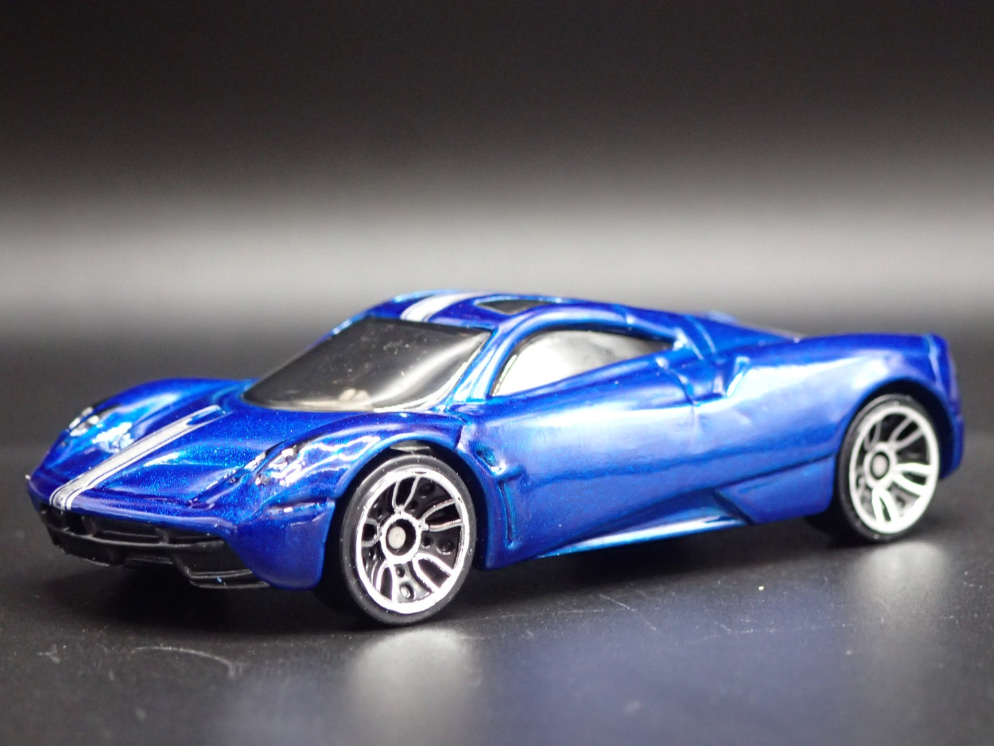 2011-2018 PAGANI HUAYRA SUPER CAR BLUE 1/64 SCALE DIORAMA DIECAST MODEL CAR
